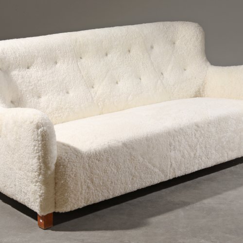 A. J. Iversen, Lounge Sofa in Schafsfell